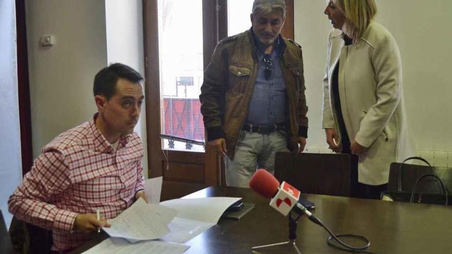 Huerga, Burón y Martín, ayer tras la rueda de prensa en el Ayuntamiento.