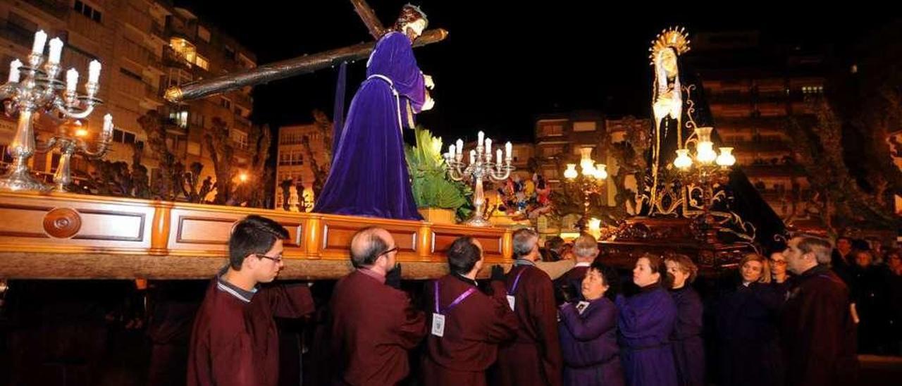 El Santo Encuentro pone fin a la procesión de Jesús Nazareno el Jueves Santo en Vilagarcía. // Iñaki Abella