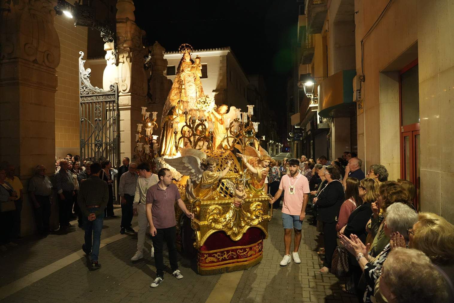 El traslado de la Virgen culmina las fiestas de las rosarieras de Vila-real