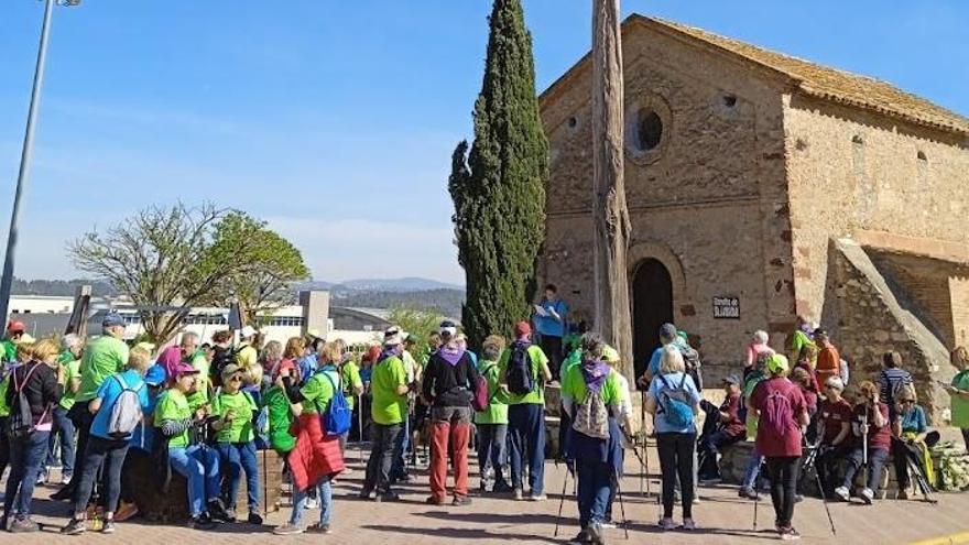 El cicle de passejades de marxa nòrdica porta una trentena de vilanovins a Sant Andreu de la Barca