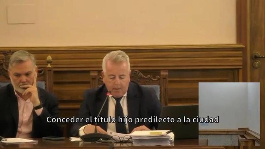 Vídeo | El pleno concede el título de hijo predilecto de Plasencia a título póstumo a Robe
