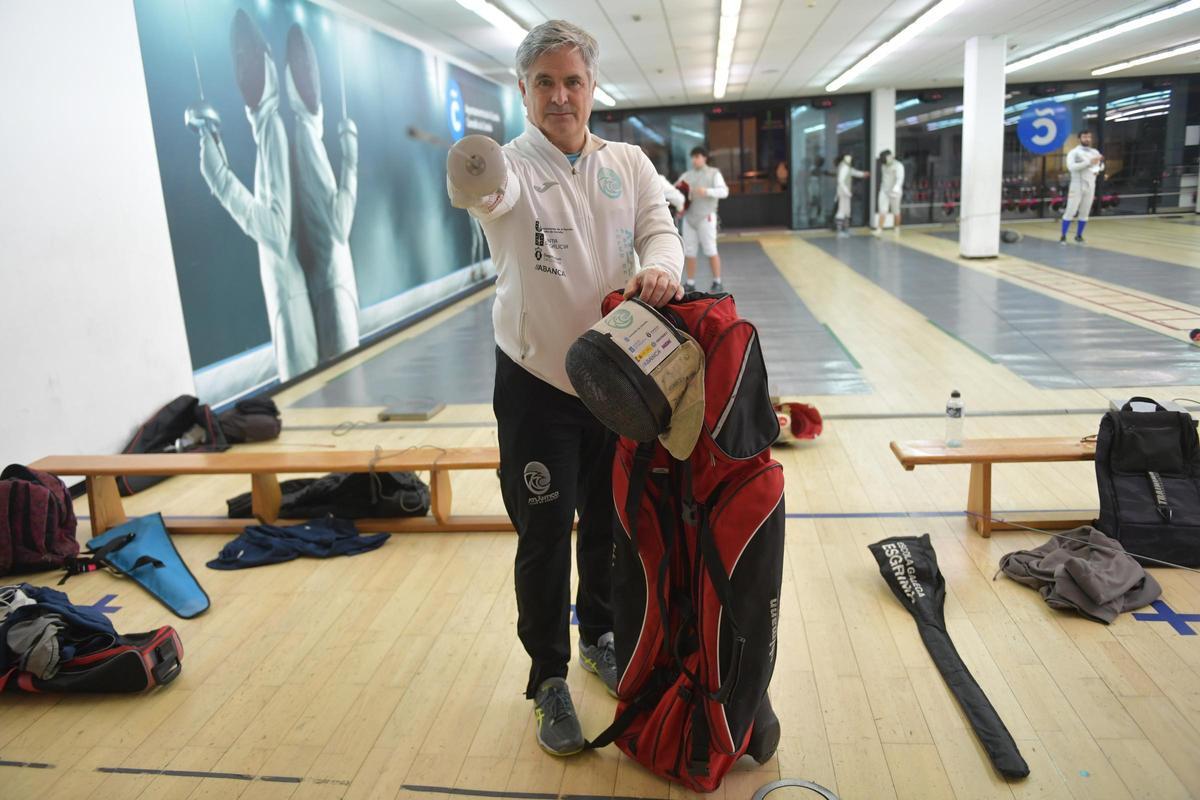 Yann Breteau posa con un florete y la bolsa de viaje en las instalaciones del Club Esgrima Atlántico en la Casa del Agua.