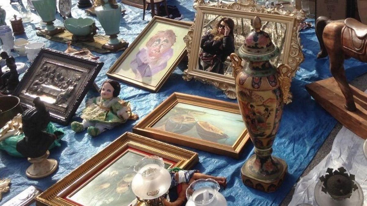 Artículos de uno de los puestos del Rastro de Artesanía y Antigúedades del Casco Antiguo de Badajoz.