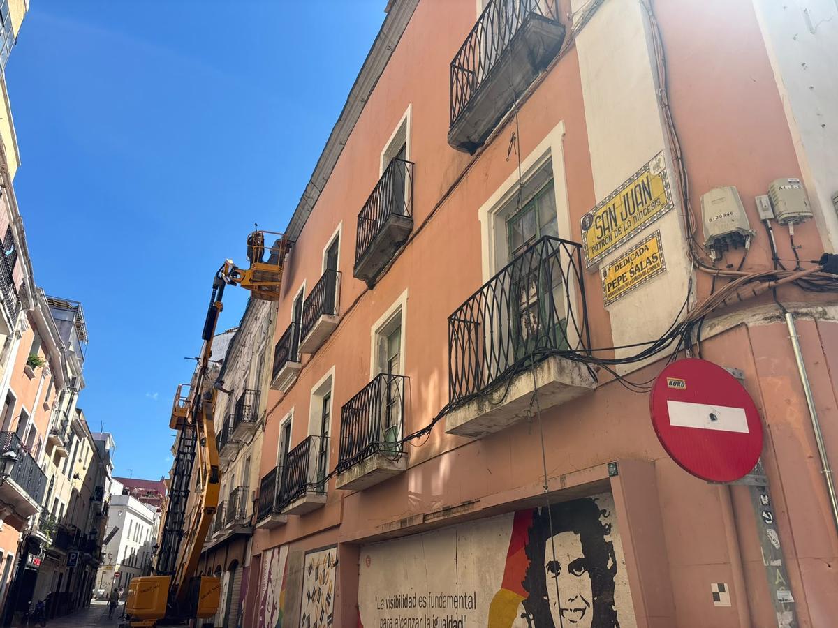 Los trabajos para instalar protección en el conventual franciscano de la calle San Juan de Badajoz comenzaron el lunes.