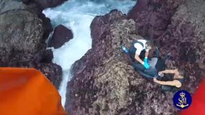 Espectacular rescate de tres percebeiros atrapados en el acantilado de Cedeira, en A Coruña.