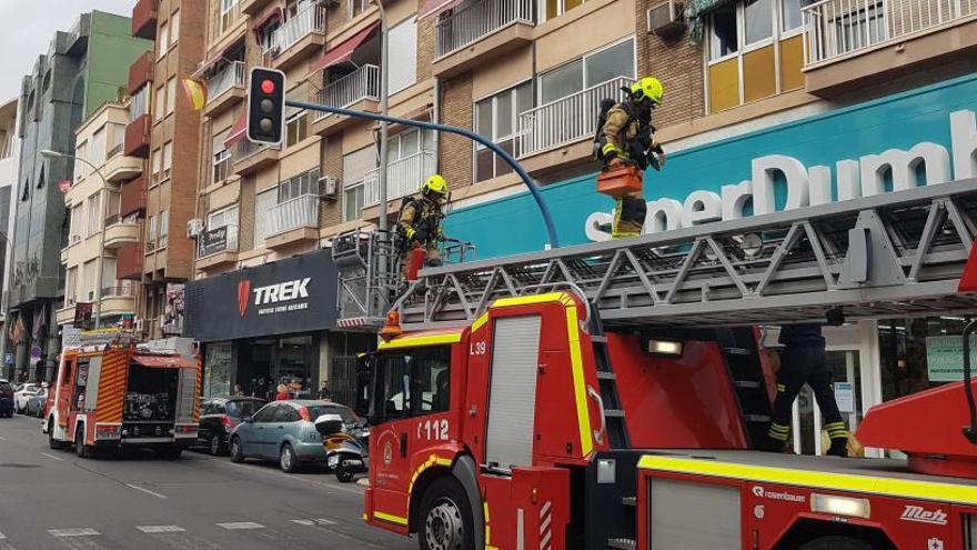 Bomberos en el lugar del incendio sofocado en Alicante.