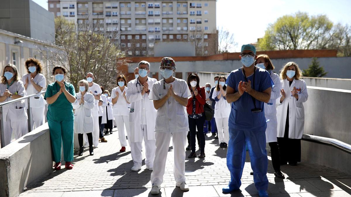 Aplauso sanitario en homenaje a Juan Sánchez Estella a las puertas del Hospital Virgen de la Concha de Zamora.