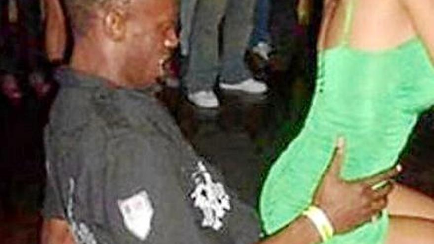 Bolt disfrutando con una chica durante una fiesta