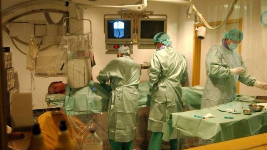 Varios médicos atienden a un paciente en un quirófano de un hospital gallego. / iñaki osorio