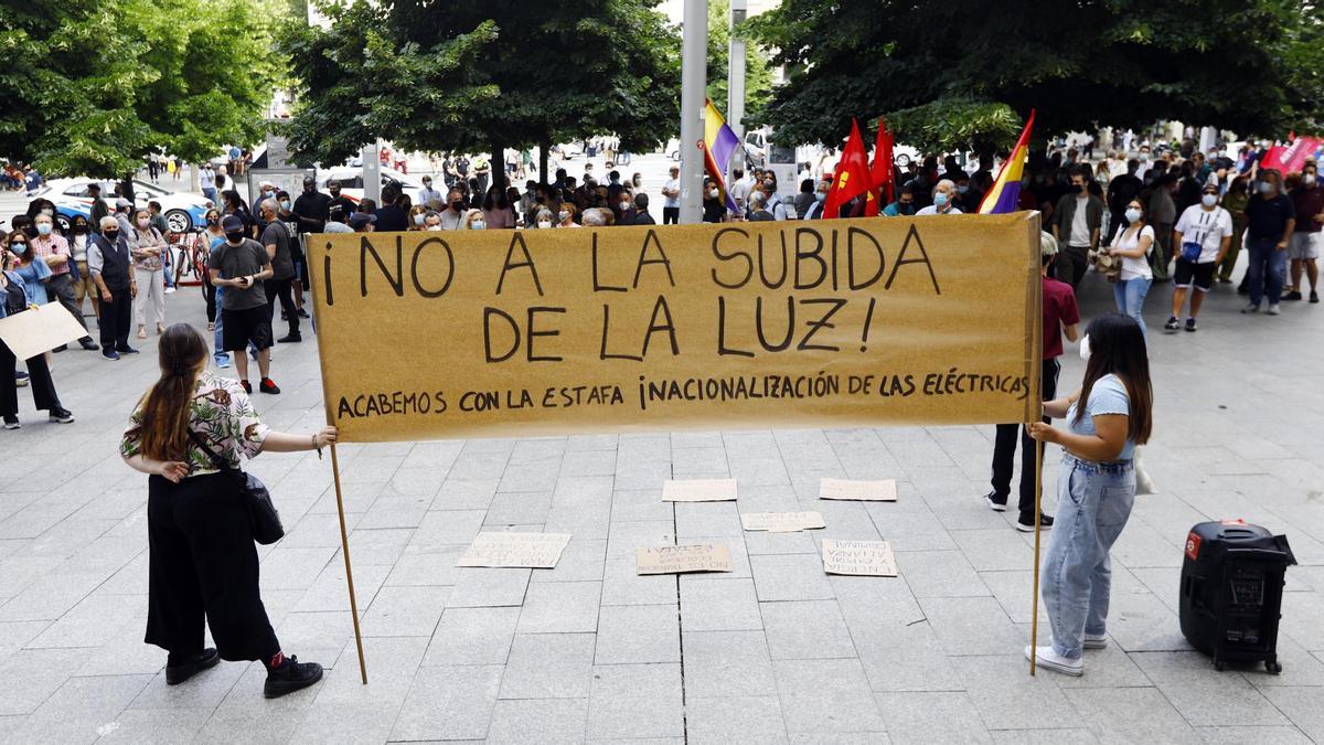 Protesta en Zaragoza contra la subida del precio de la luz.