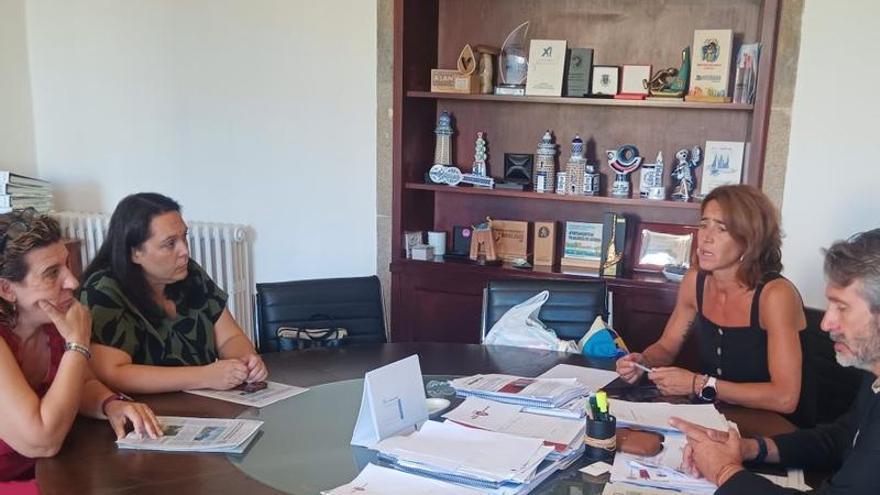 Ravella apoya a las familias críticas con el transporte escolar en el IES de Carril