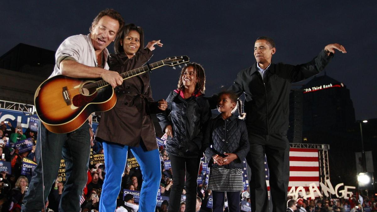 Bruce Springsteen, junto a Barack Obama y su familia durante un acto electoral en 2008.