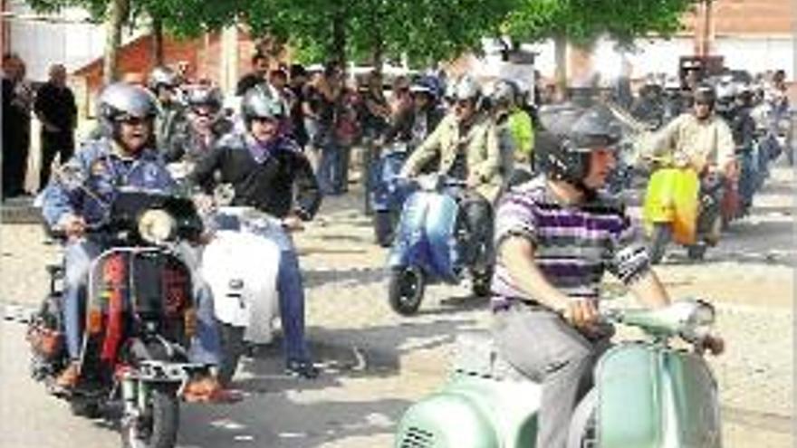 Un moment de la sortida de la concentració de les motos a Porqueres.