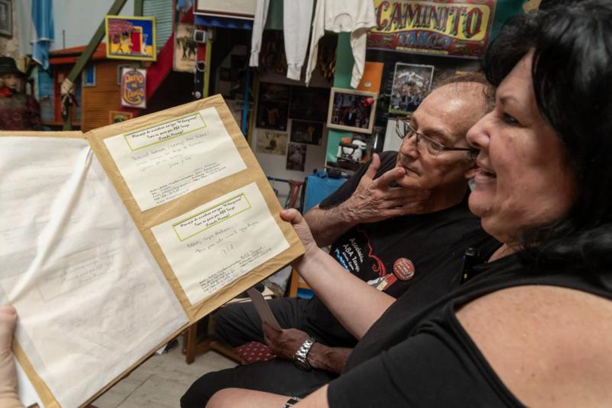 Daniel Maronna y Sandra Dutra revisan algunas de las dedicatorias de los visitantes a "la casita"