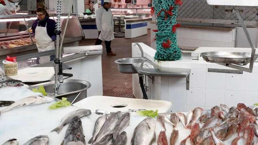 Una pescadería del mercado de abastos de Gondomar. // Jose Lores