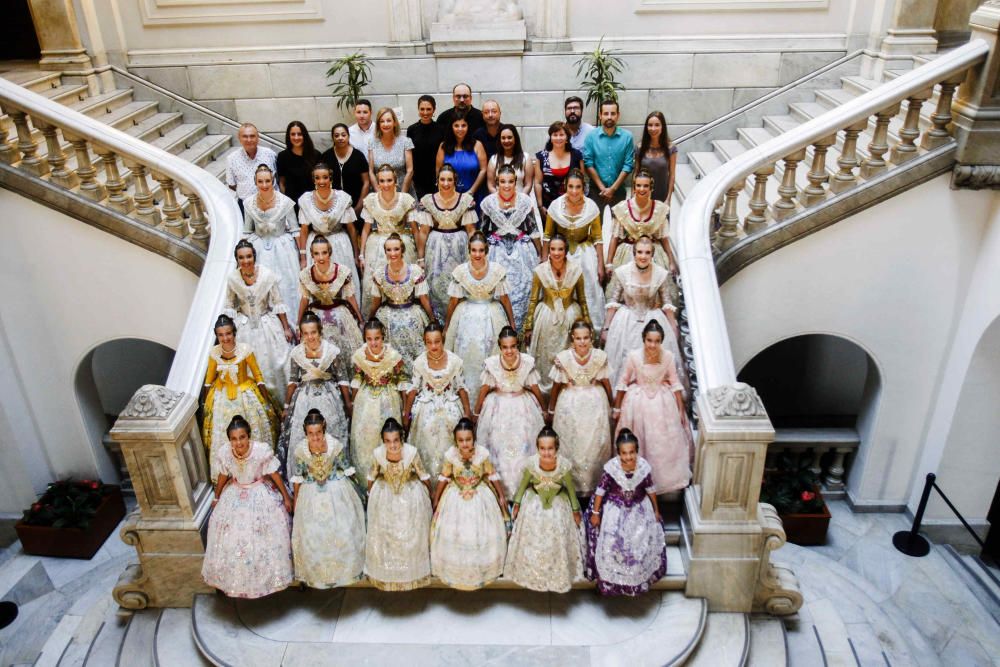 Las cortes de honor ensayan la proclamación de las falleras mayores