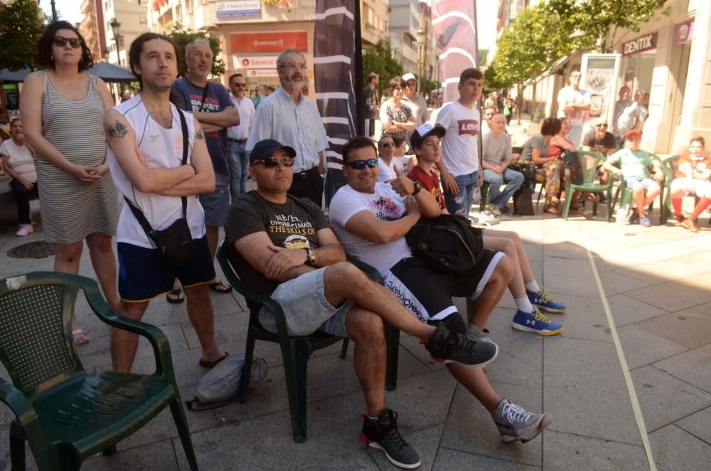 El baloncesto veterano sale a las calles de Vilagarcía. // Noé Parga