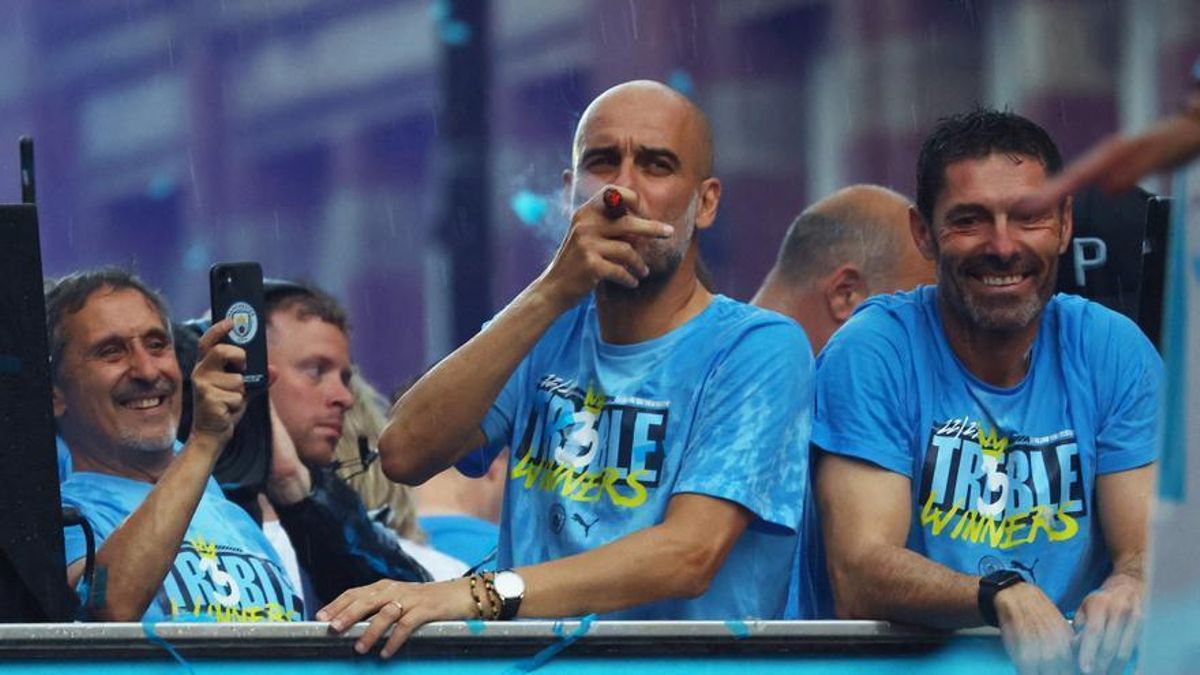 Pep Guardiola, en el autobús descubierto, durante la rúa del City.