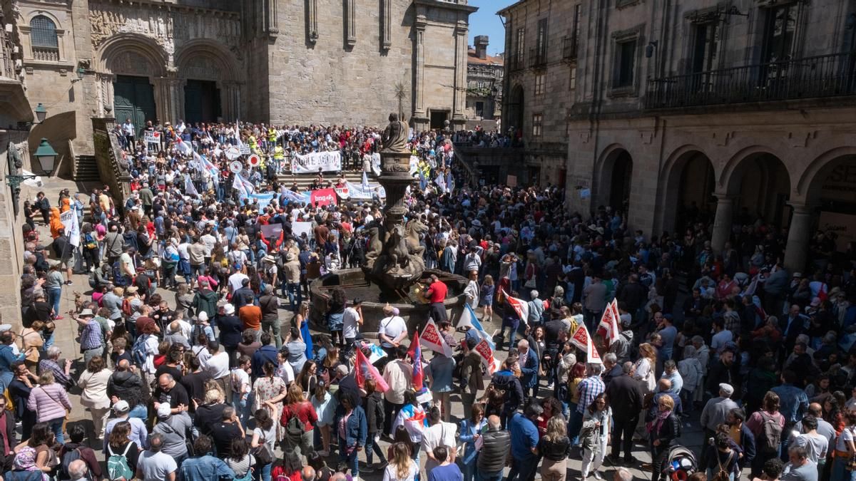A manifestación pola lingua, na Praza de Praterías. 17 mayo 2023. Día das letras galegas.