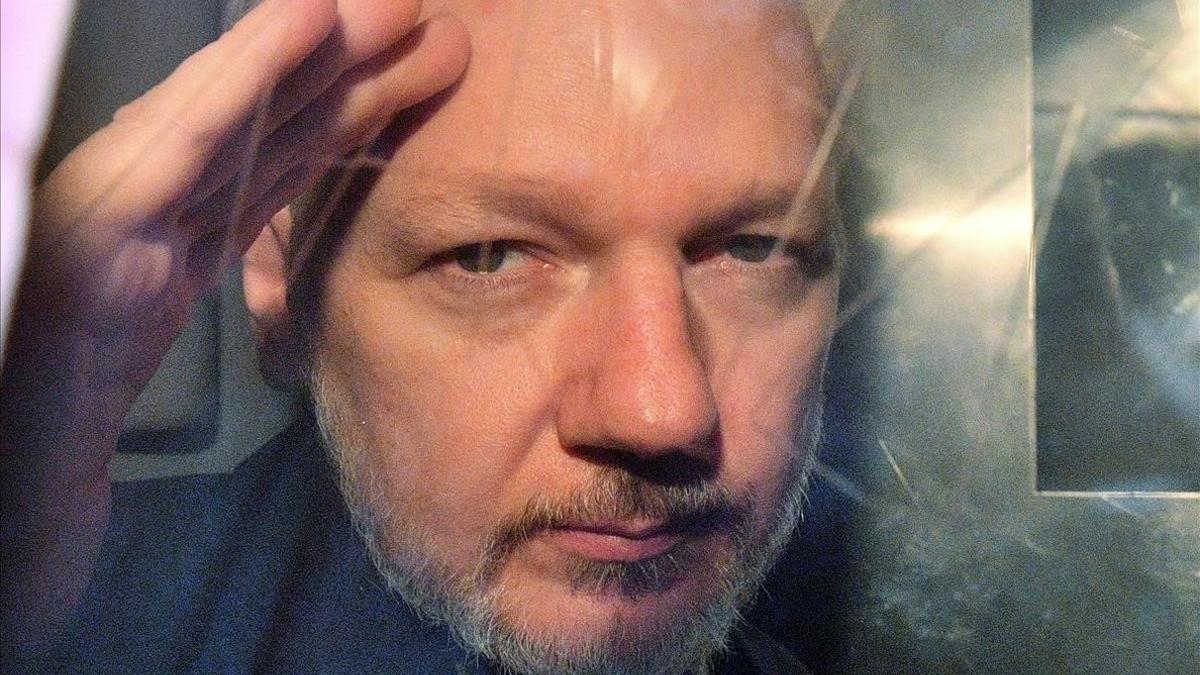 Julian Assange, en una imagen captada en 2019 a través de la ventana de la prisión en la corte de Londres