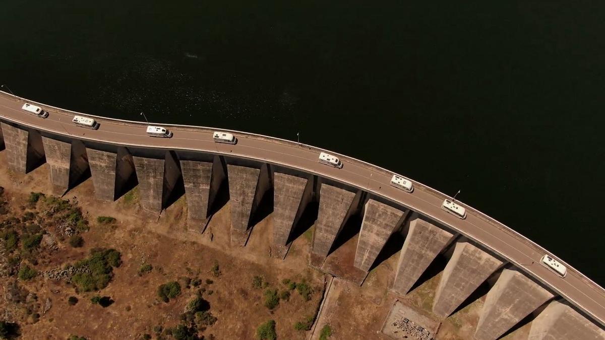 Vista de la presa y del embalse de Almendra desde el helicóptero de Volando Voy pilotado por Jesús Calleja