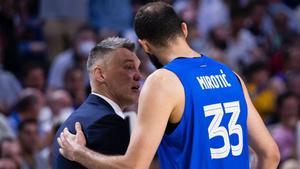 Nikola Mirotic habla con su entrenador, Sarunas Jasikevicius, durante el ultimo partido ante el Madrid.