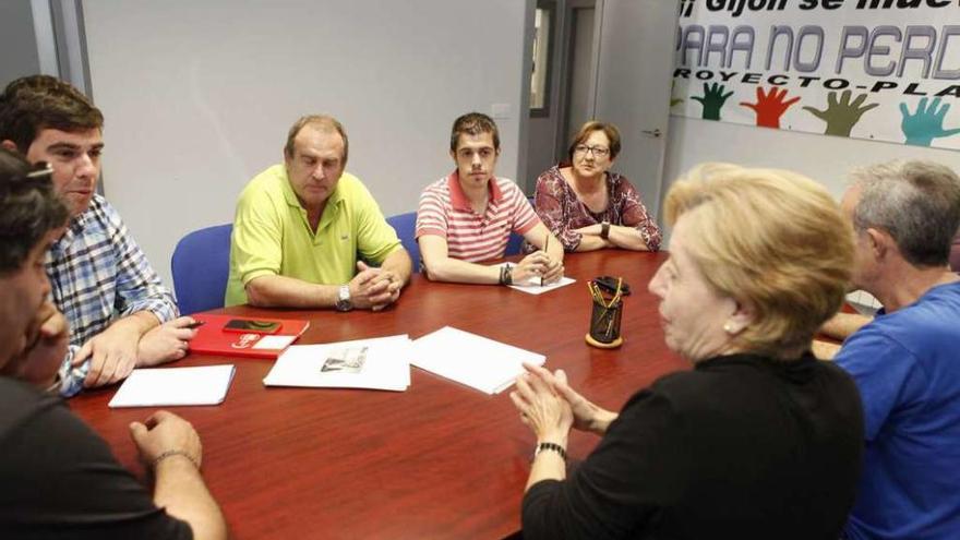 Participantes en la reunión de ayer celebrada en la sede de la Federación vecinal.