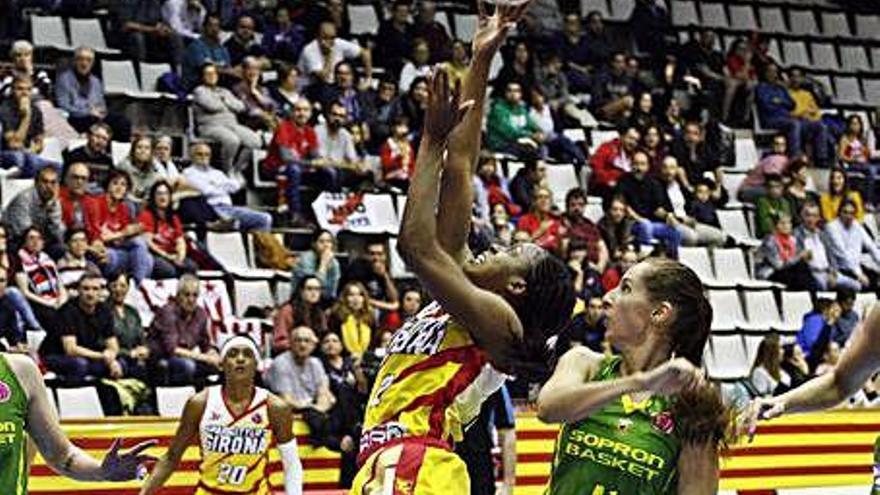 Adaora Elonu, en el partit contra el Sopron a Fontajau.