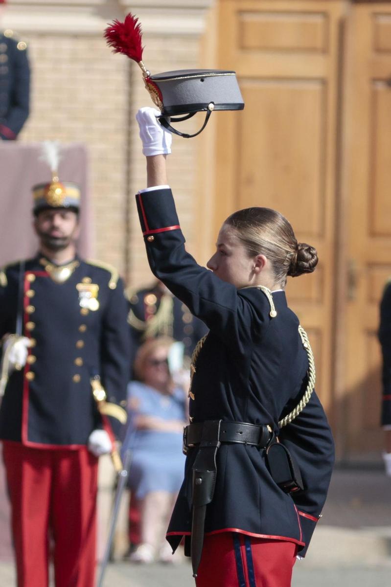 La princesa Leonor con el uniforme de gala en la jura de bandera