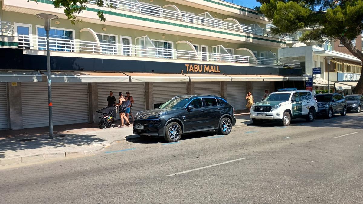 Un vehículo de la Guardia Civil, delante de una de las tiendas investigadas