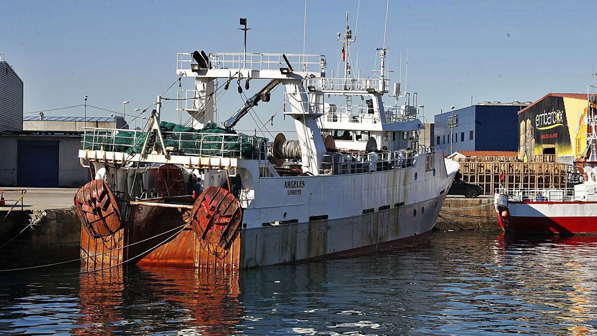 Un arrastrero en la lonja del  Berbés, en Vigo