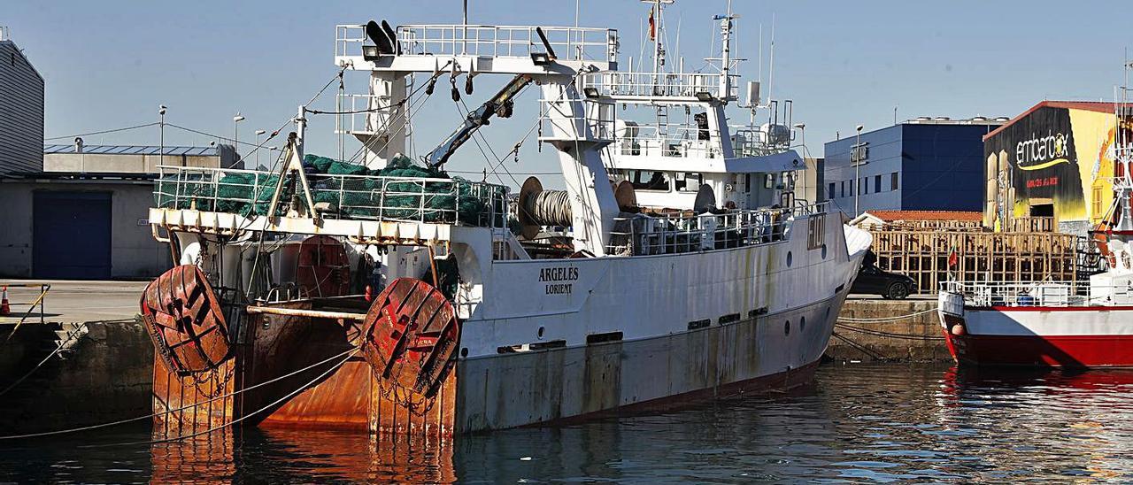 Un arrastrero en la lonja del 
 Berbés, en Vigo   | // R. GROBAS