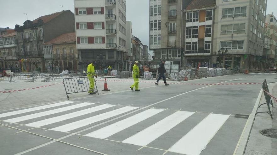 Realizan el pintado de pasos de cebra en la plaza de la Farola de A Estrada