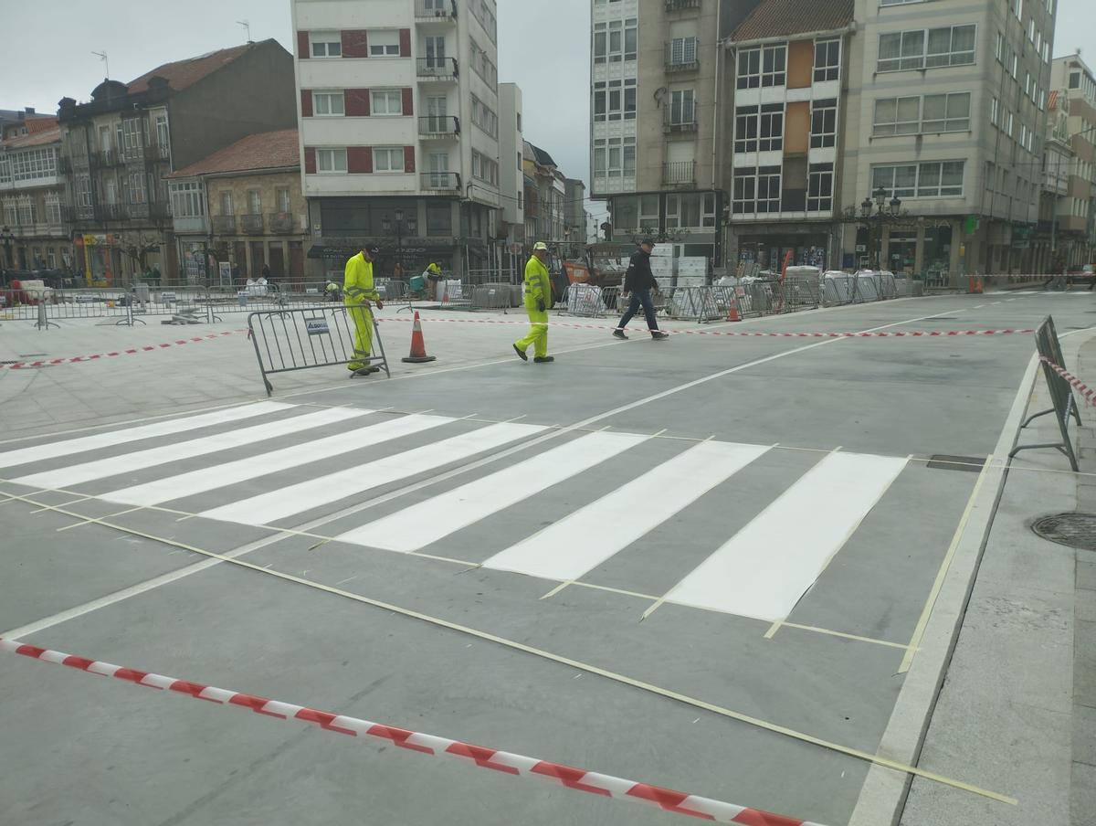 Pintado de pasos de cebra en la plaza de la Farola.
