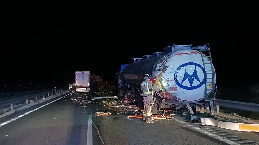 Un camión se estrella contra otro que transportaba mercancías peligrosas y que se averió en la autovía en Jumilla