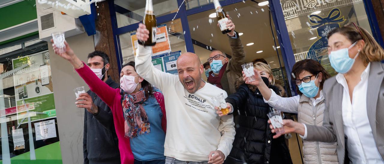 El Club Judo Avilés celebra a lo grande el Quinto Premio: "Estamos en una nube"