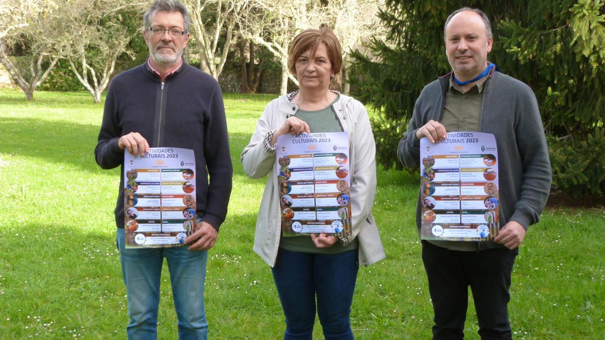 Manuel Muíño, á esquerda, Natalia Espasandín e o técnico Leonardo González presentaron a programación