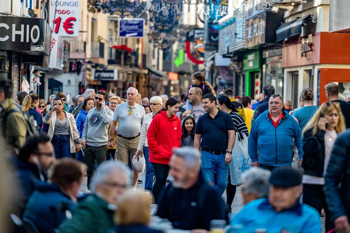 Una de las calles céntricas de Benidorm llena de gente.