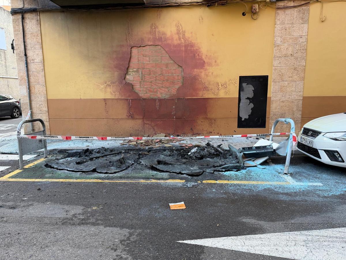 El incendio de un colchón y contenedores que afectó a la fachada de una vivienda.