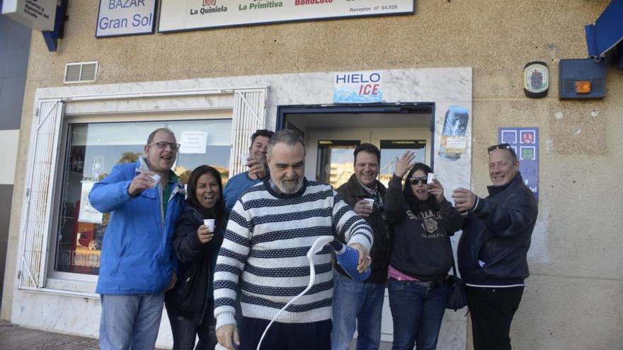 El dueño del Bazar Gran Sol descorcha el champán