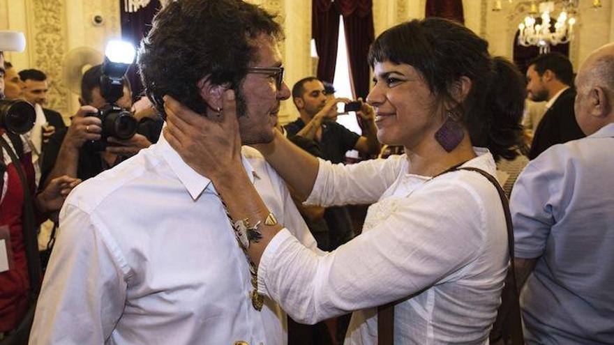 El nuevo regidor de Cádiz, José María González Santos &quot;Kichi&quot; (i), recibe la felicitación de su pareja, la secretaria general de Podemos Andalucía, Teresa Rodríguez (d), tras el pleno en que ha sido investido alcalde.