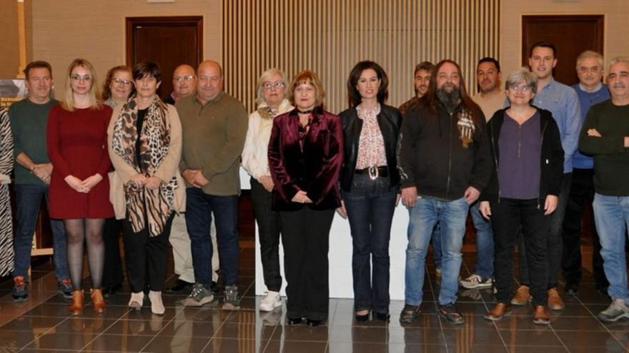 Representantes del ayuntamiento y la Asociación para la Recuperación de la Memoria Histórica Batallón Cinco Villas, entidad que inició los trabajos en la fosa común del cementerio. | SERVICIO ESPECIAL