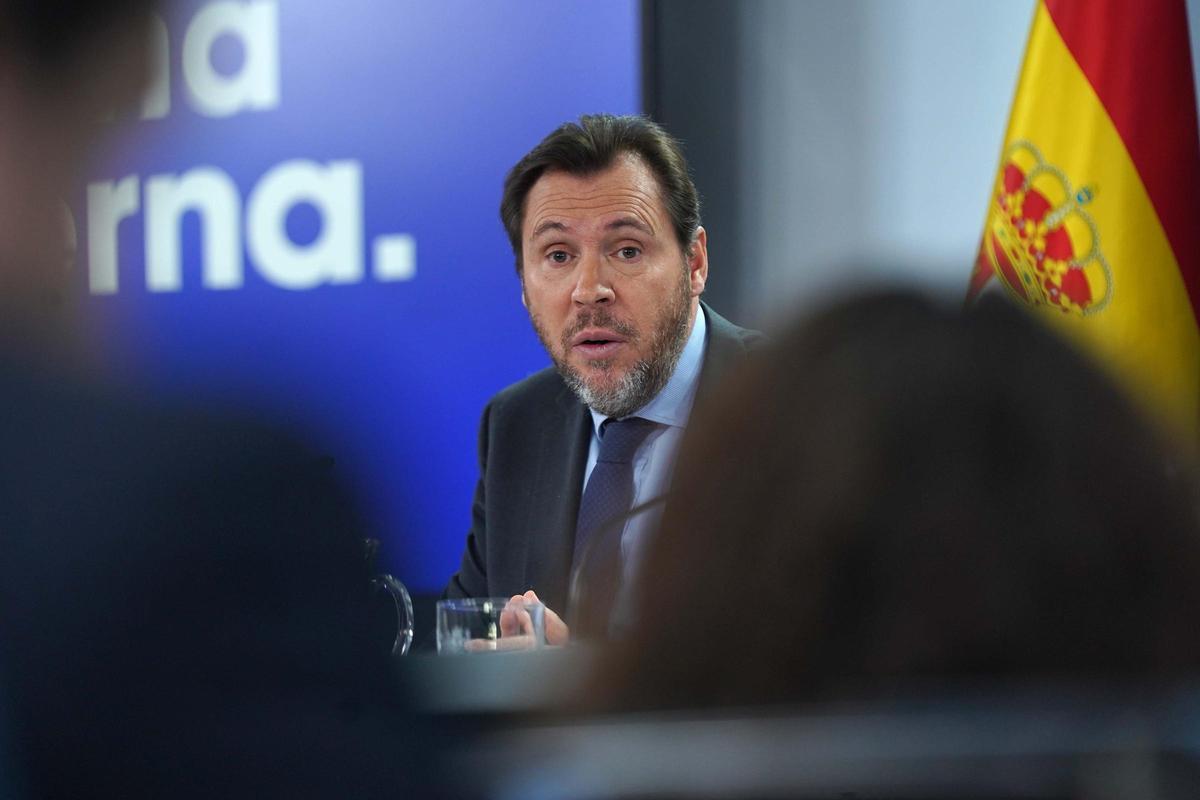 Óscar Puente , ministro de Transportes y Movilidad Sostenible, durante la rueda de prensa  tras la reunión del Consejo de Ministros.