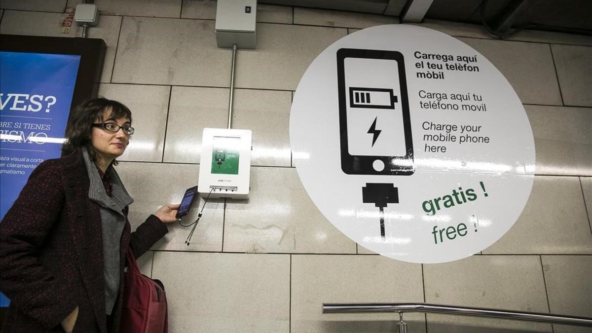 Prueba piloto de cargadores rápidos para móvil en el vestíbulo del metro de la Universitat