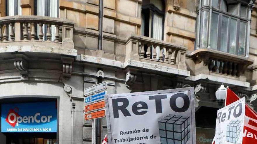 Protesta de los trabajadores de la ONCE ayer en Gijón. marcos león