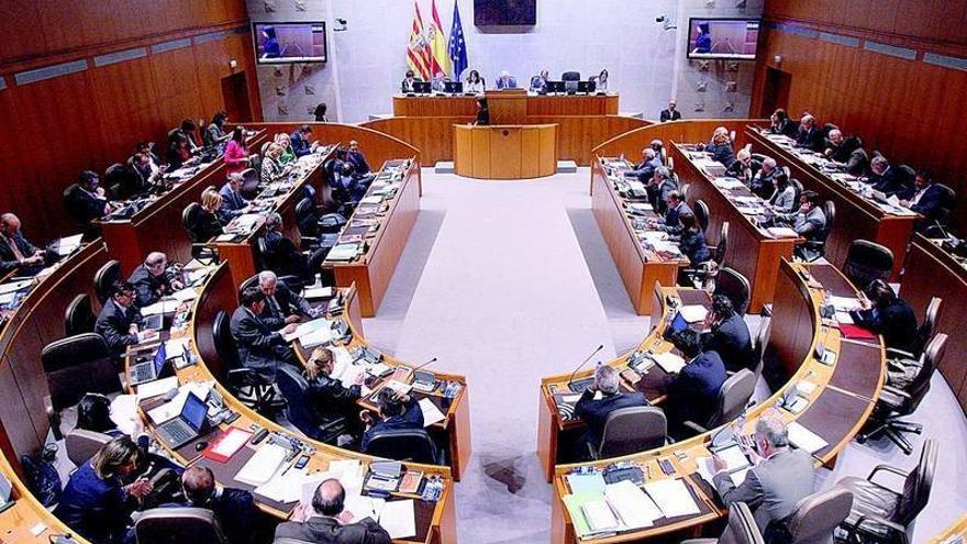 La reducción de diputados centra la primera polémica de campaña