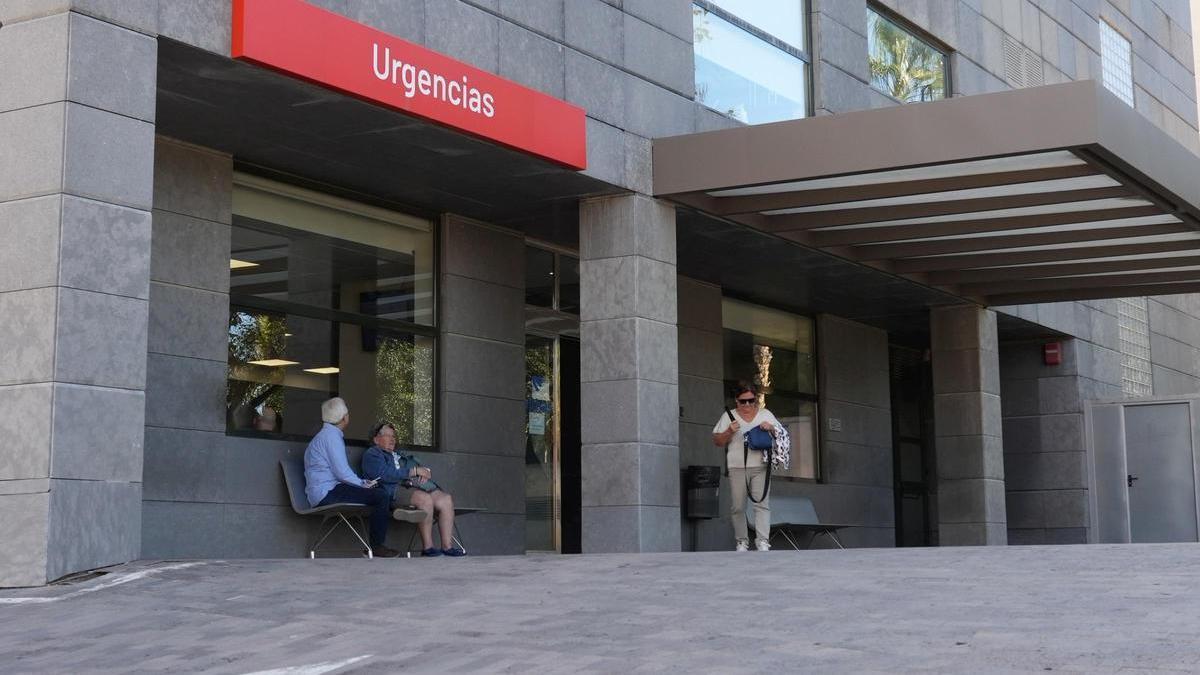 Varias personas frente a las Urgencias del hospital privado Vithas de Castelló.