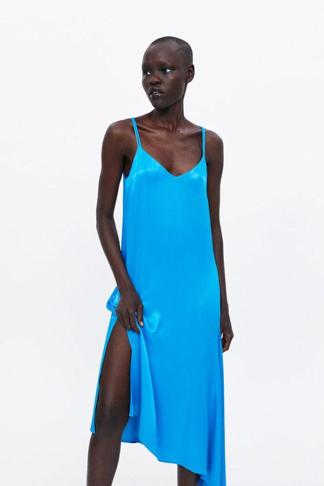 Vestido lencero satinado azul de Zara