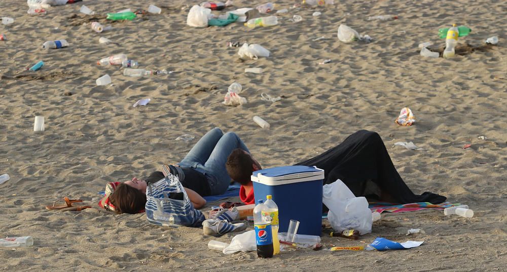 Así amanecen las playas malagueñas después de la noche de San Juan