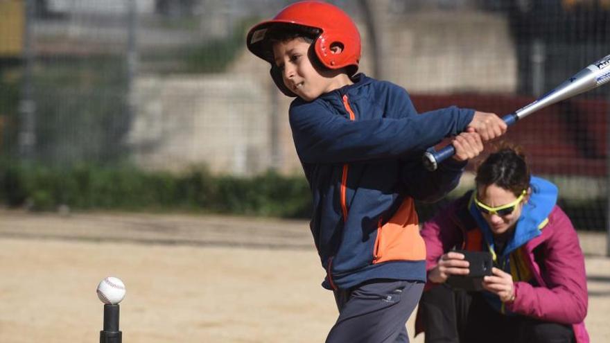 Uns 360 escolars passen pel Congost per ´tastar´ els valors del beisbol